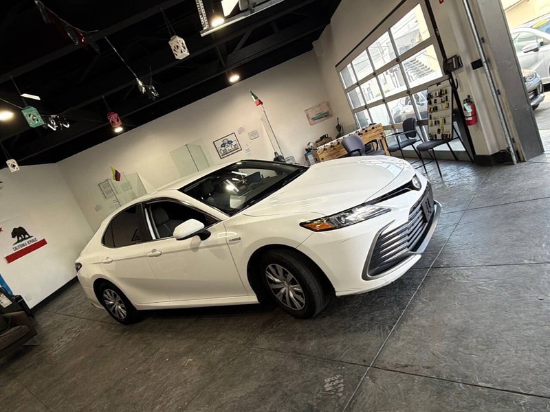 Toyota Camry Hybrid Vehicle Full-screen Gallery Image 30