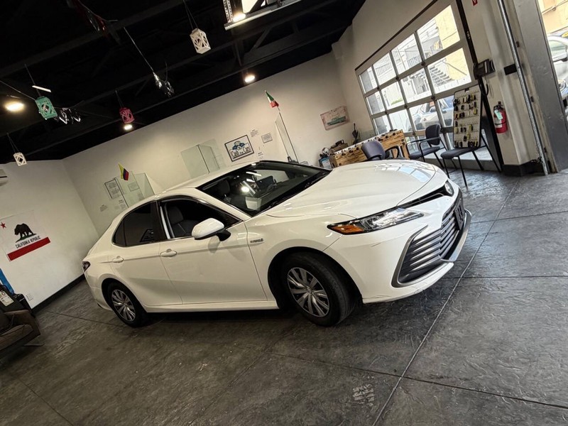 Toyota Camry Hybrid Vehicle Full-screen Gallery Image 31