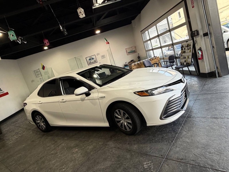 Toyota Camry Hybrid Vehicle Full-screen Gallery Image 32