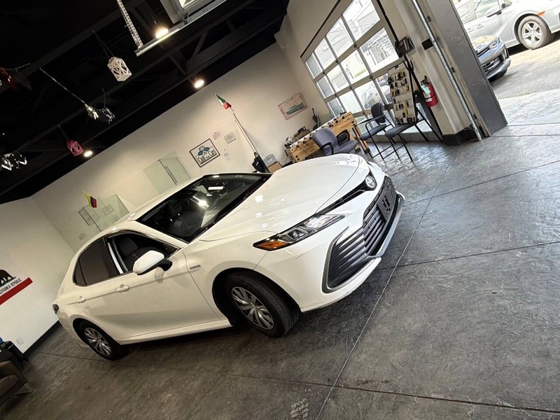 Toyota Camry Hybrid Vehicle Full-screen Gallery Image 33