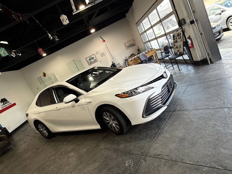 Toyota Camry Hybrid Vehicle Full-screen Gallery Image 34