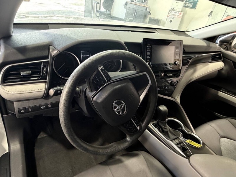 Toyota Camry Hybrid Vehicle Full-screen Gallery Image 35