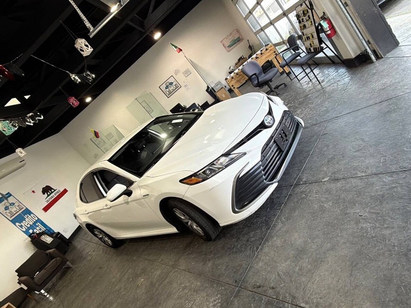 Toyota Camry Hybrid Vehicle Full-screen Gallery Image 36