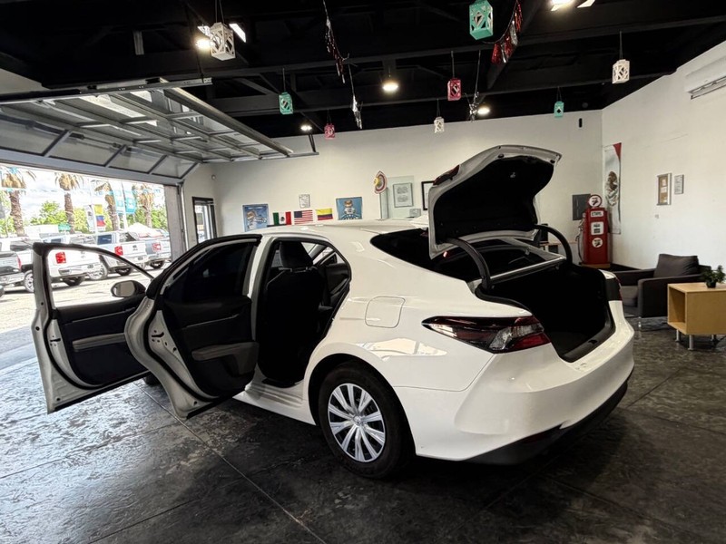 Toyota Camry Hybrid Vehicle Full-screen Gallery Image 40