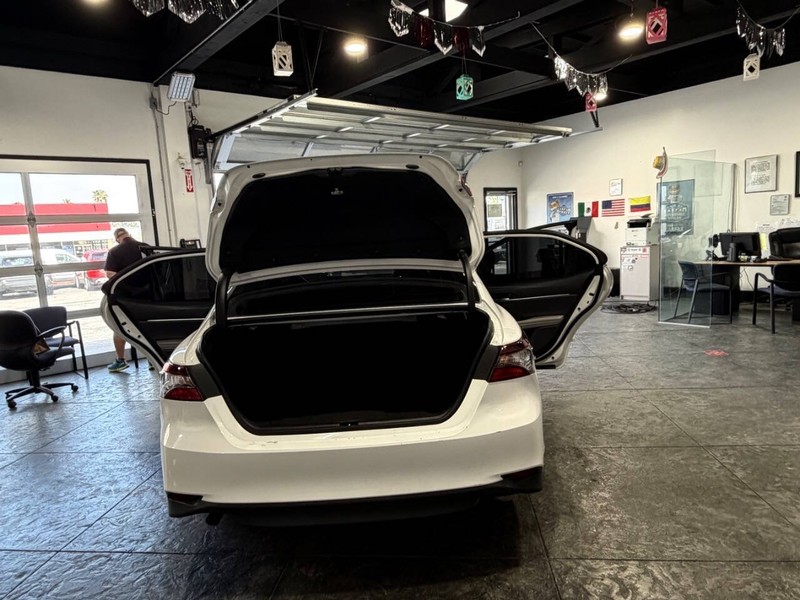 Toyota Camry Hybrid Vehicle Full-screen Gallery Image 41