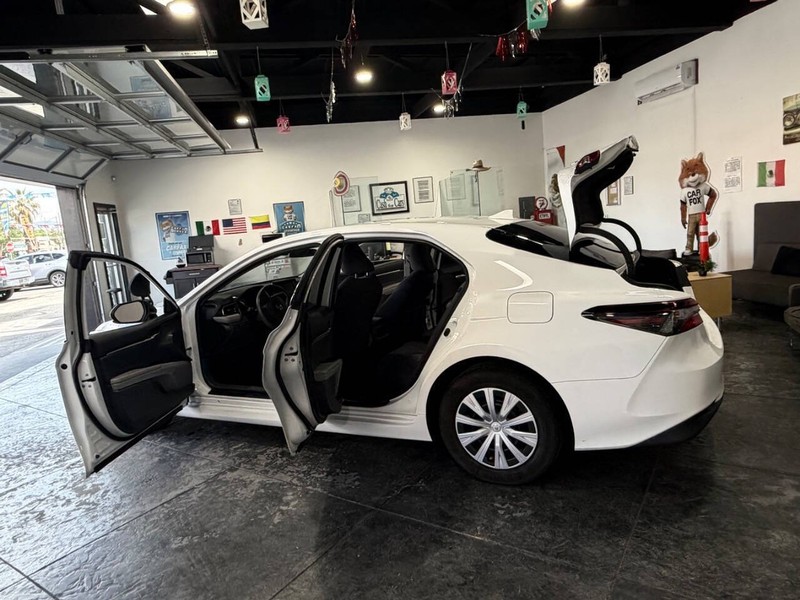 Toyota Camry Hybrid Vehicle Full-screen Gallery Image 43