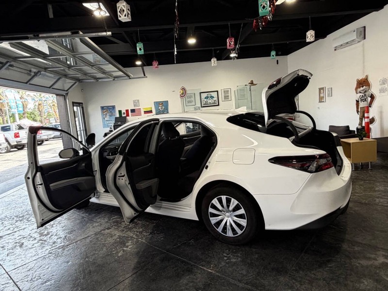 Toyota Camry Hybrid Vehicle Full-screen Gallery Image 44