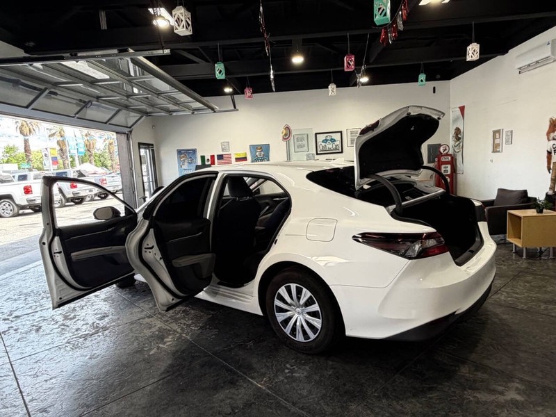 Toyota Camry Hybrid Vehicle Full-screen Gallery Image 45