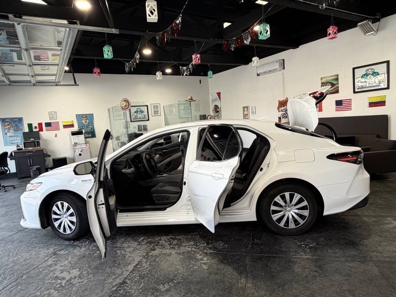 Toyota Camry Hybrid Vehicle Full-screen Gallery Image 46