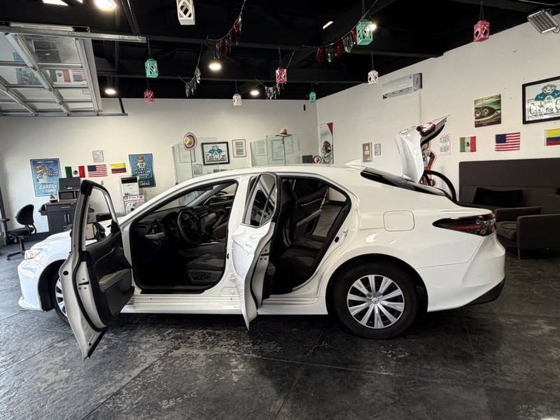 Toyota Camry Hybrid Vehicle Full-screen Gallery Image 47
