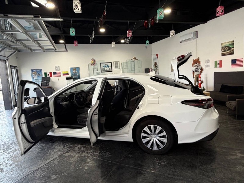 Toyota Camry Hybrid Vehicle Full-screen Gallery Image 48