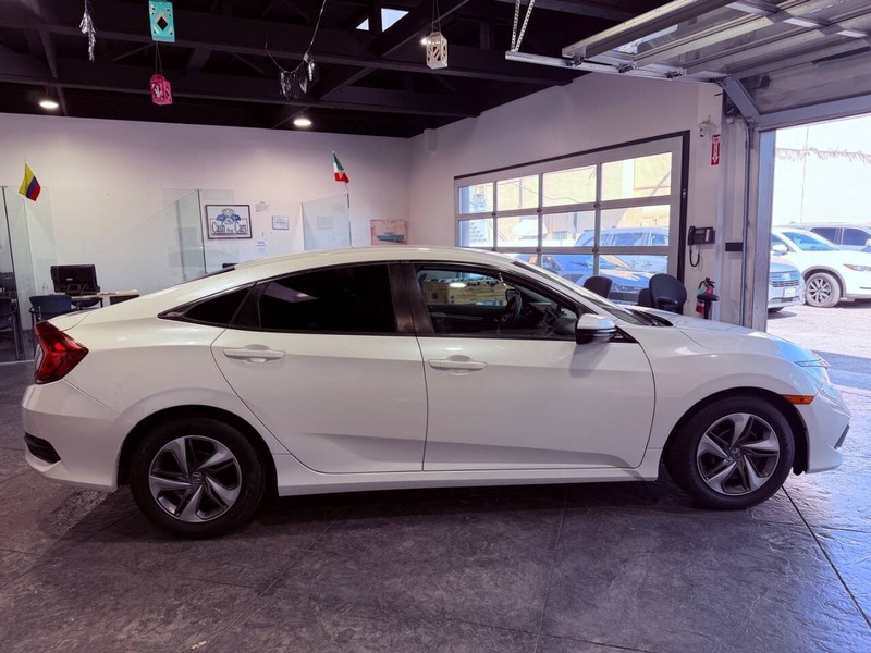 Honda Civic Sedan Vehicle Full-screen Gallery Image 26