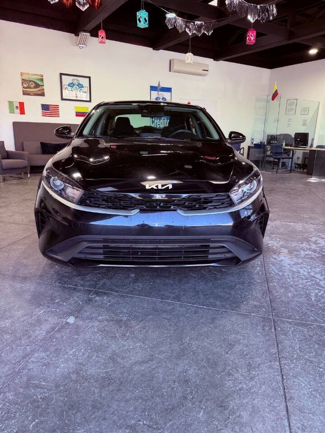 Kia Forte Vehicle Full-screen Gallery Image 02