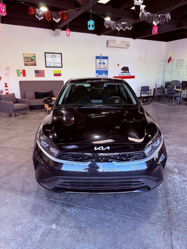 Kia Forte Vehicle Full-screen Gallery Image 07