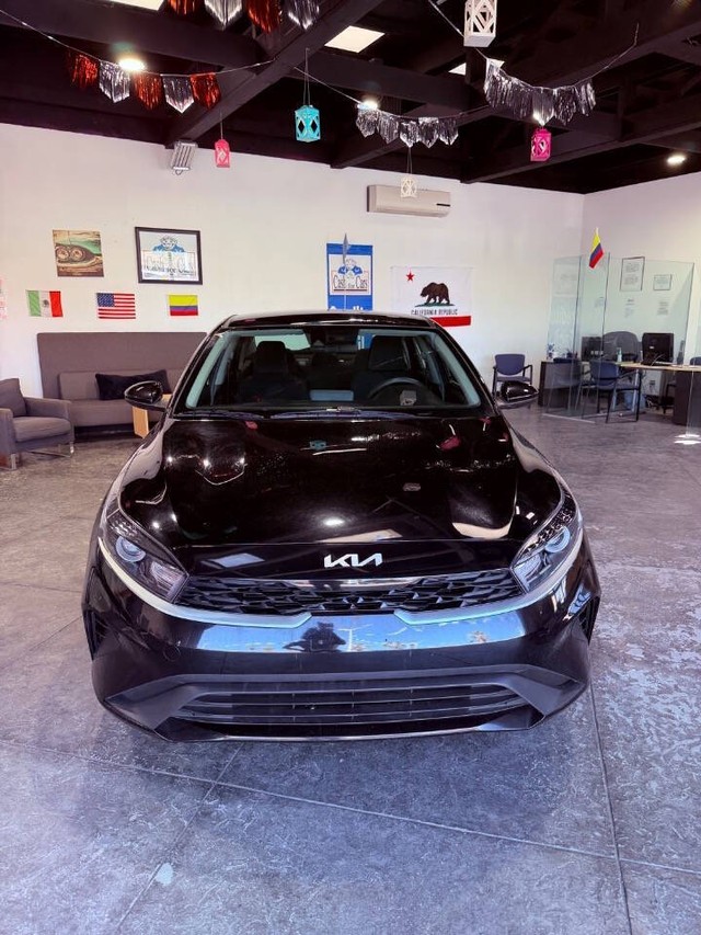 Kia Forte Vehicle Full-screen Gallery Image 08