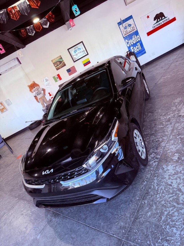 Kia Forte Vehicle Full-screen Gallery Image 10