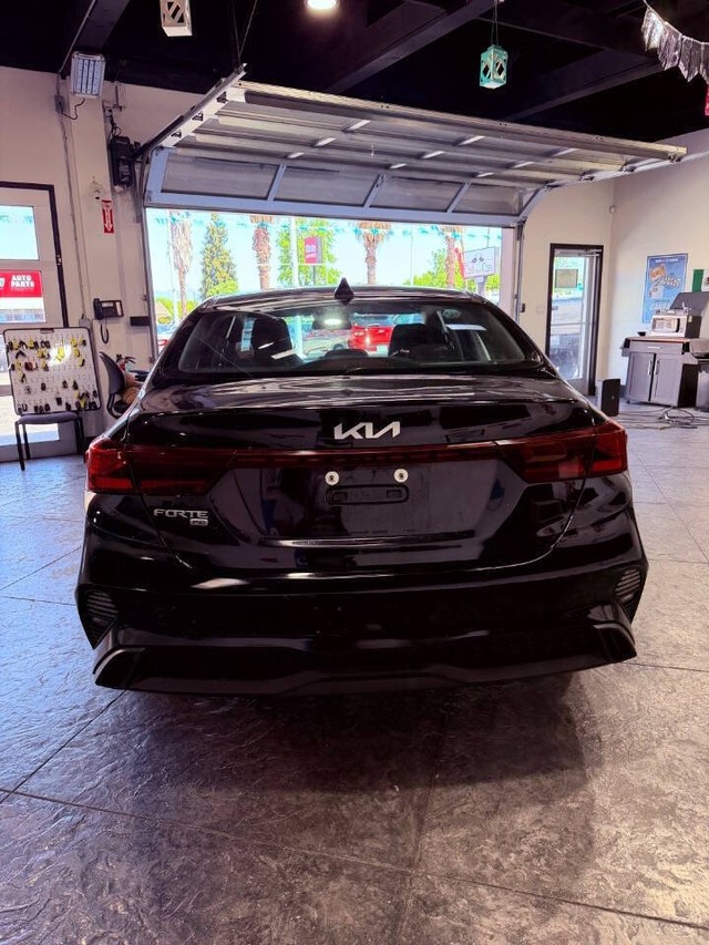 Kia Forte Vehicle Full-screen Gallery Image 24