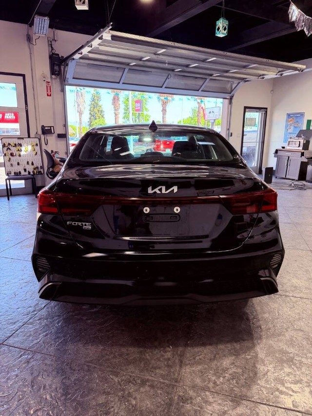 Kia Forte Vehicle Full-screen Gallery Image 25