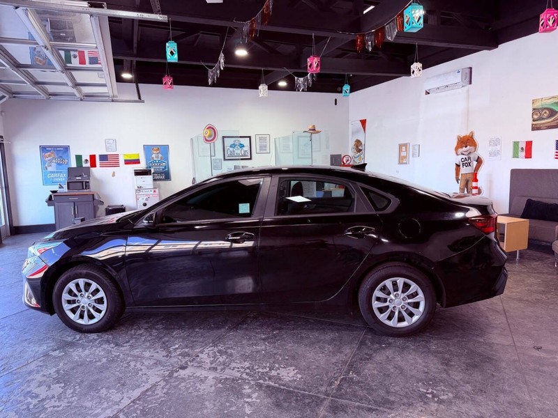 Kia Forte Vehicle Full-screen Gallery Image 12