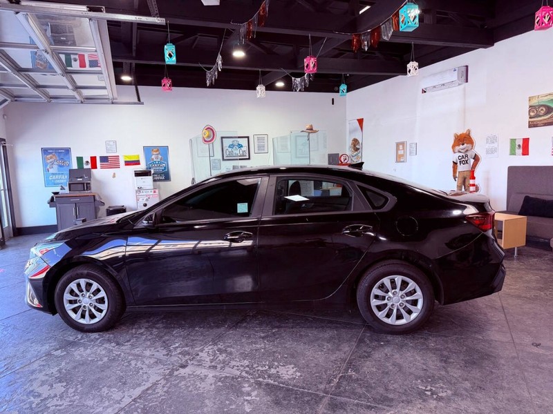 Kia Forte Vehicle Full-screen Gallery Image 13