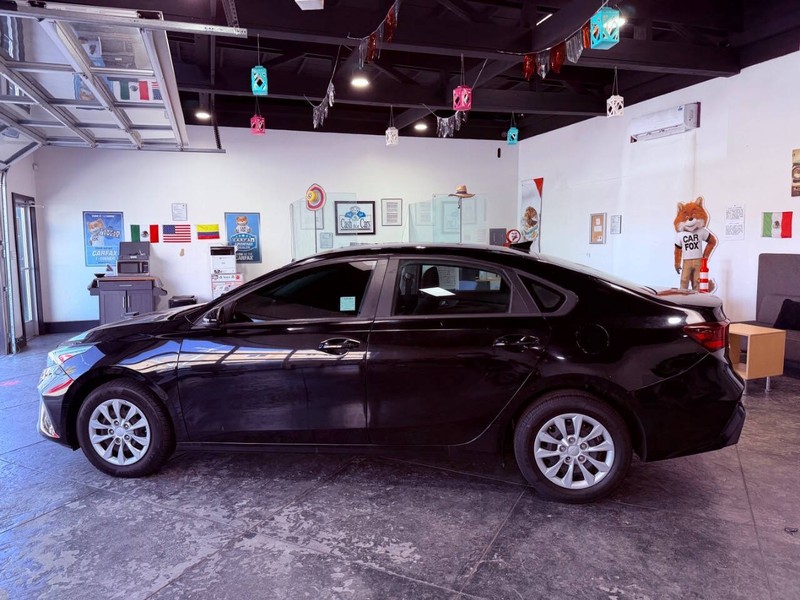 Kia Forte Vehicle Full-screen Gallery Image 15