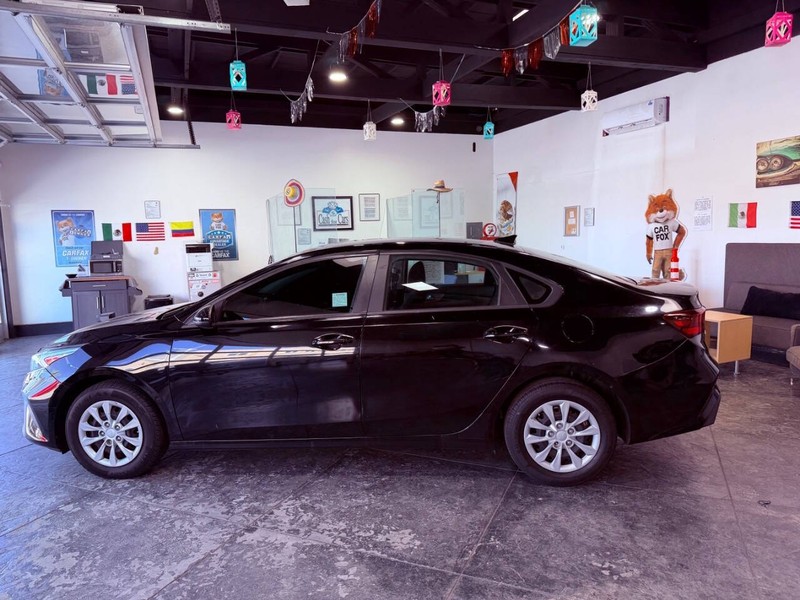 Kia Forte Vehicle Full-screen Gallery Image 16