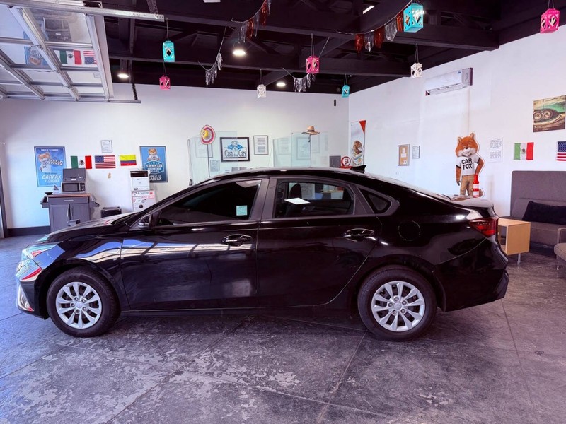 Kia Forte Vehicle Full-screen Gallery Image 17