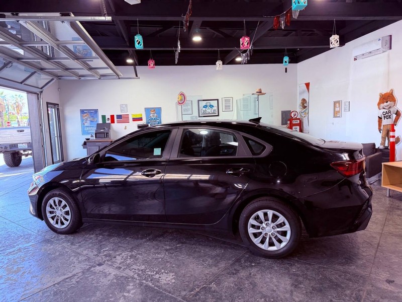 Kia Forte Vehicle Full-screen Gallery Image 18