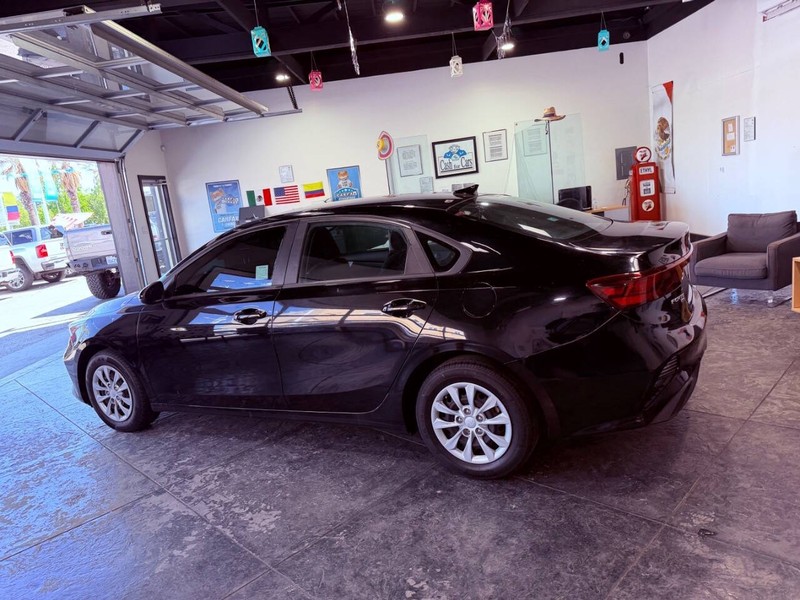 Kia Forte Vehicle Full-screen Gallery Image 21