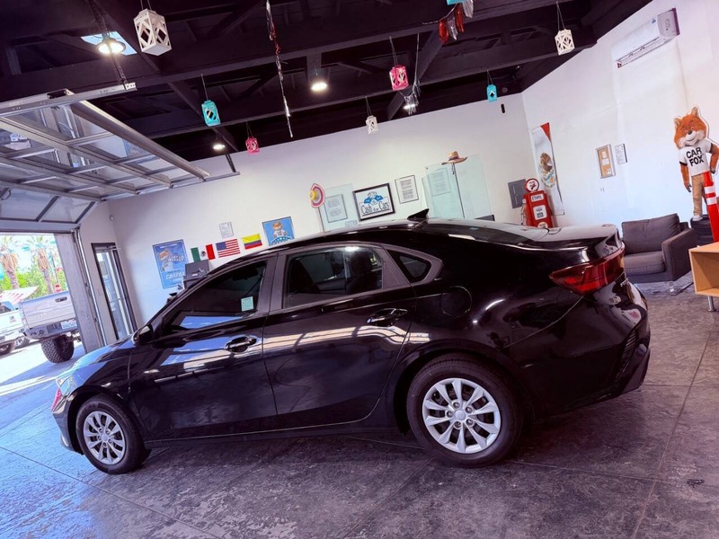 Kia Forte Vehicle Full-screen Gallery Image 22
