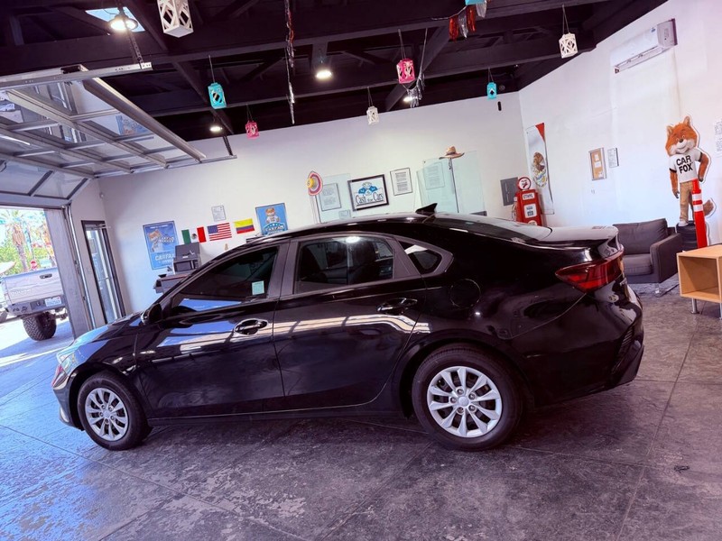 Kia Forte Vehicle Full-screen Gallery Image 23