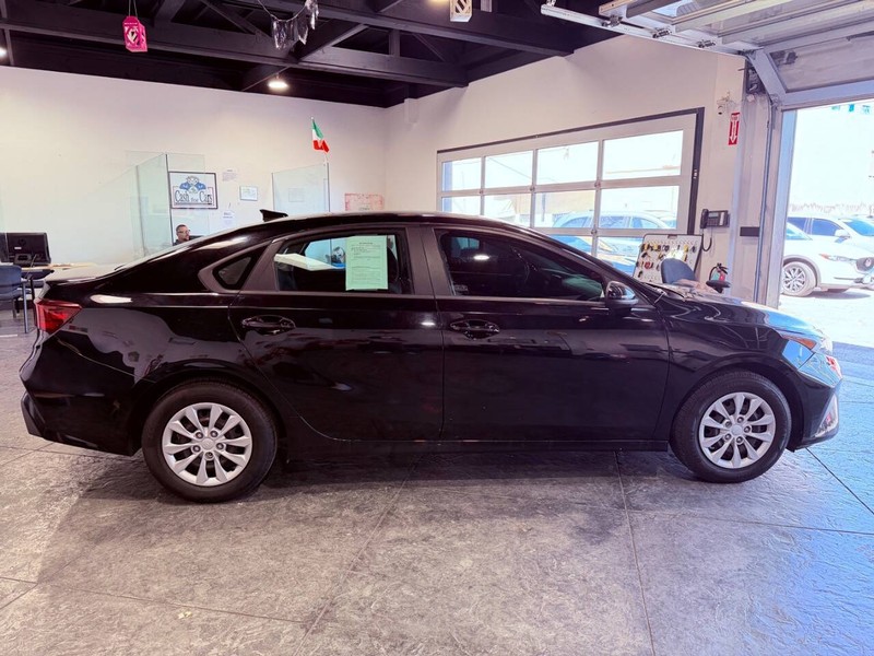 Kia Forte Vehicle Full-screen Gallery Image 28