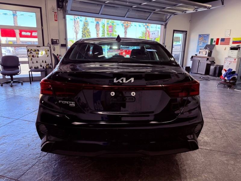 Kia Forte Vehicle Full-screen Gallery Image 29