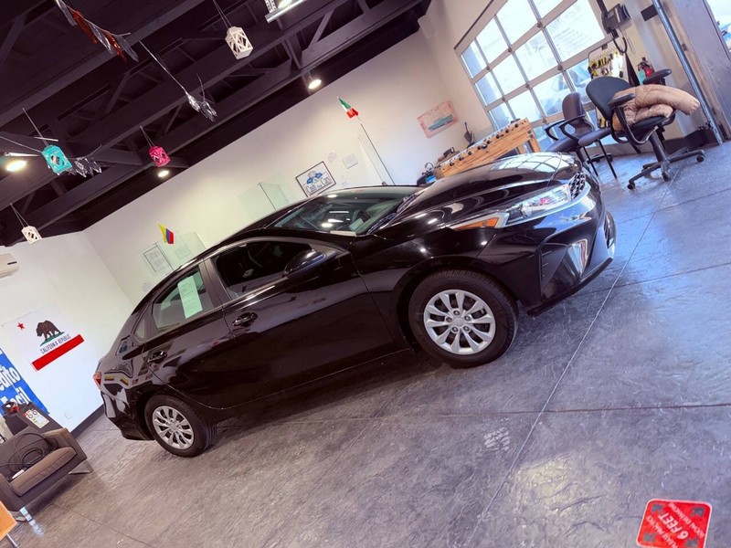 Kia Forte Vehicle Full-screen Gallery Image 35
