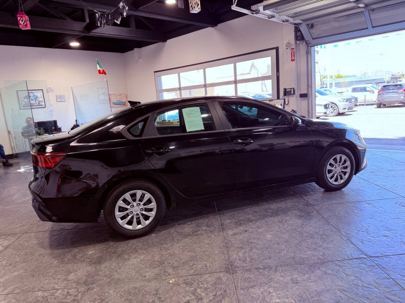 Kia Forte Vehicle Full-screen Gallery Image 37