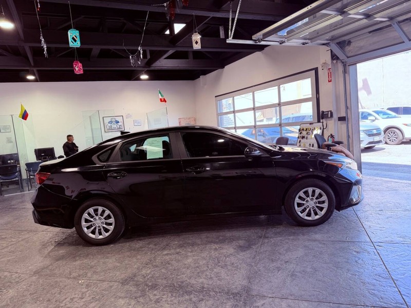 Kia Forte Vehicle Full-screen Gallery Image 38