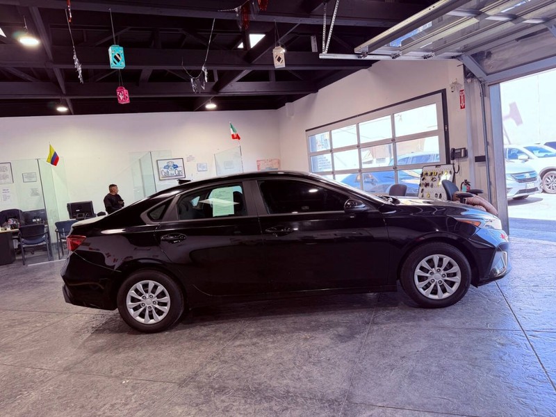 Kia Forte Vehicle Full-screen Gallery Image 39