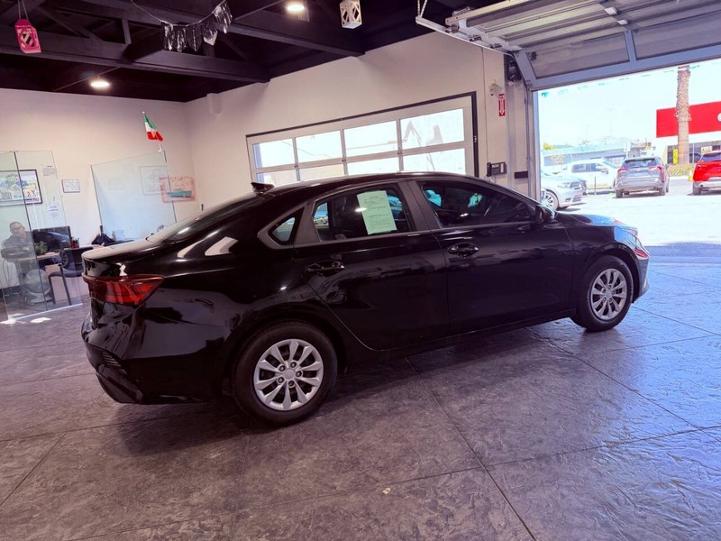 Kia Forte Vehicle Full-screen Gallery Image 41