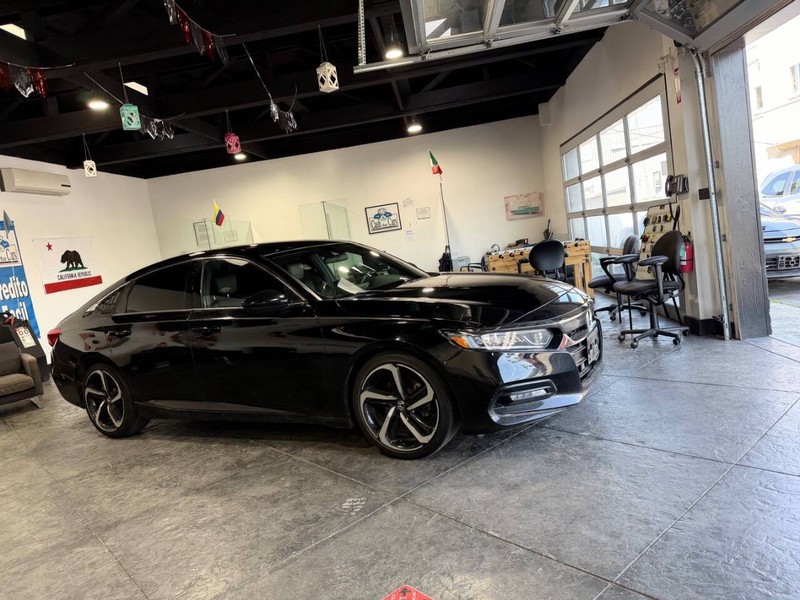 Honda Accord Sedan Vehicle Full-screen Gallery Image 16