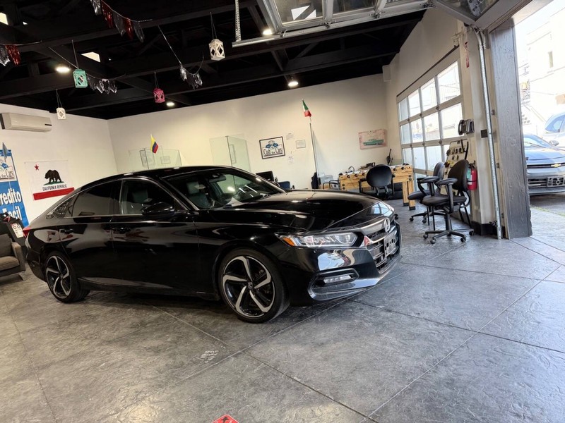 Honda Accord Sedan Vehicle Full-screen Gallery Image 17