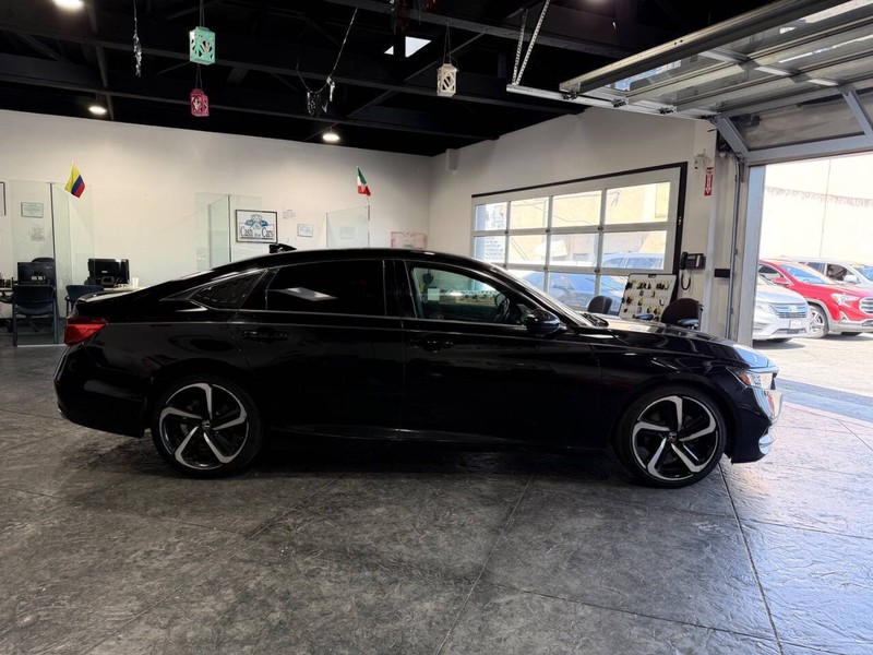 Honda Accord Sedan Vehicle Full-screen Gallery Image 19