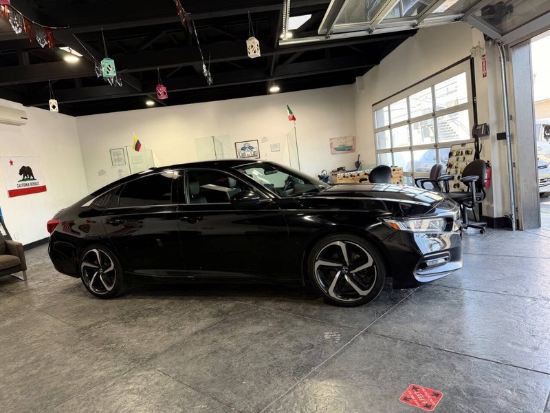 Honda Accord Sedan Vehicle Full-screen Gallery Image 20