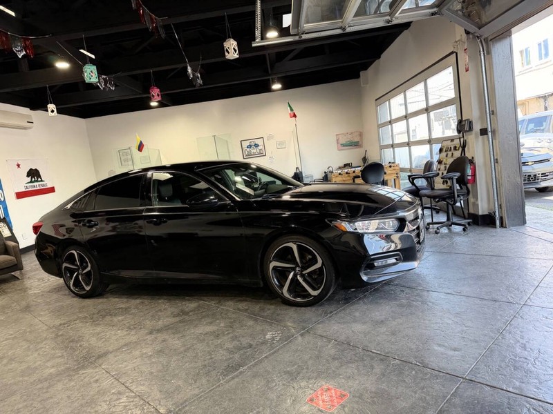 Honda Accord Sedan Vehicle Full-screen Gallery Image 21