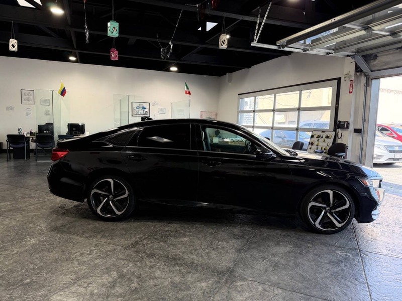 Honda Accord Sedan Vehicle Full-screen Gallery Image 22