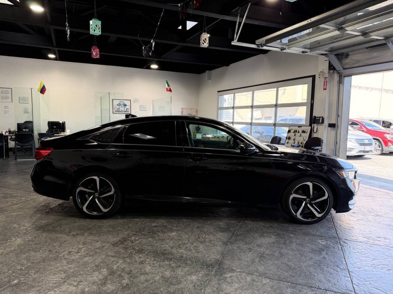 Honda Accord Sedan Vehicle Full-screen Gallery Image 23