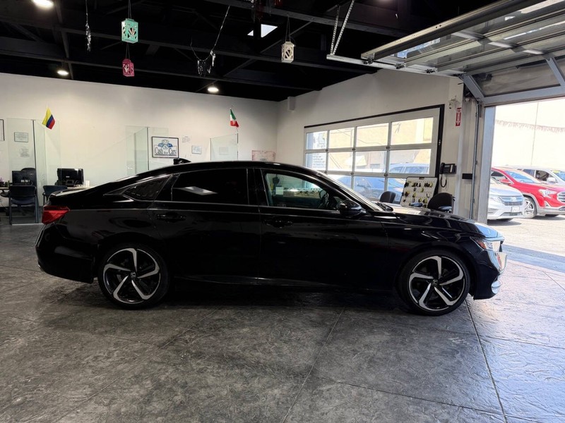 Honda Accord Sedan Vehicle Full-screen Gallery Image 24
