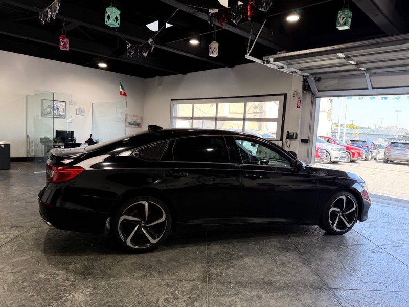 Honda Accord Sedan Vehicle Full-screen Gallery Image 25