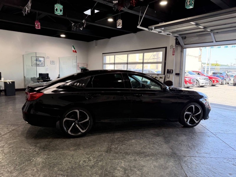 Honda Accord Sedan Vehicle Full-screen Gallery Image 26
