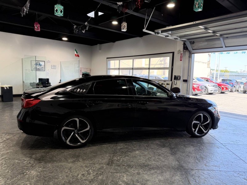 Honda Accord Sedan Vehicle Full-screen Gallery Image 27