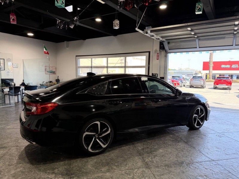 Honda Accord Sedan Vehicle Full-screen Gallery Image 28